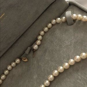 Very nice quality pearl necklace.  14 carats closure.